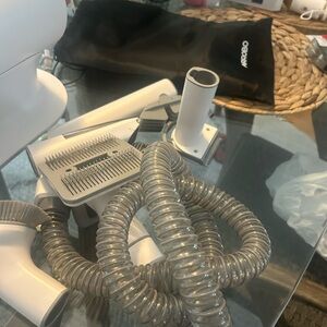 Arrive Vacuum Accessories Set in White and Gray